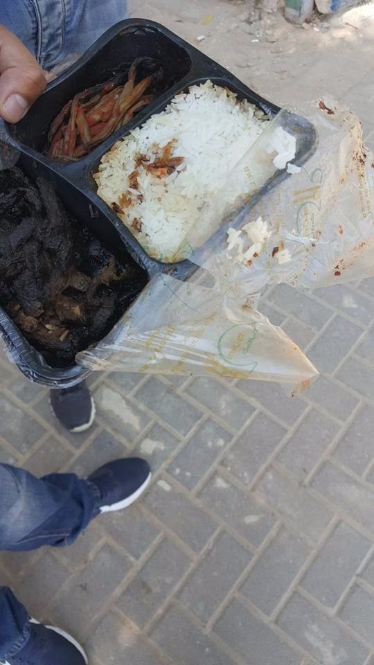 אחד התלמידים עם המזון השרוף שהוגש לו (צילום:רשת חברתית)