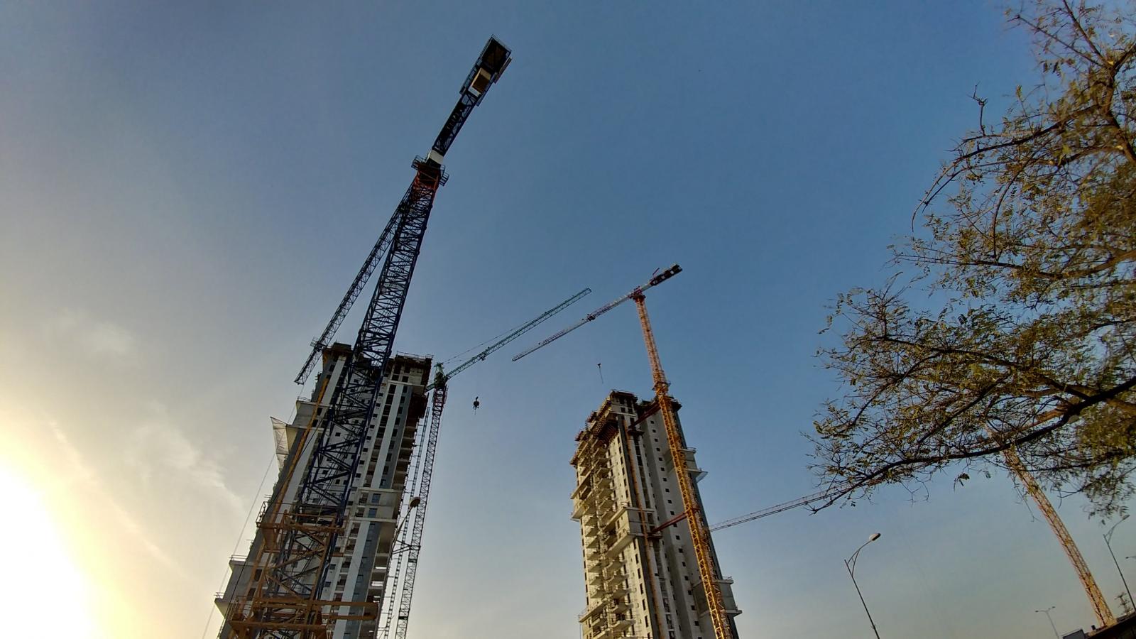 תנופת בניה בבאר שבע. ענף הבניה הוא קטר כלכלי מוביל בעיר (צילום: דני בלר)
