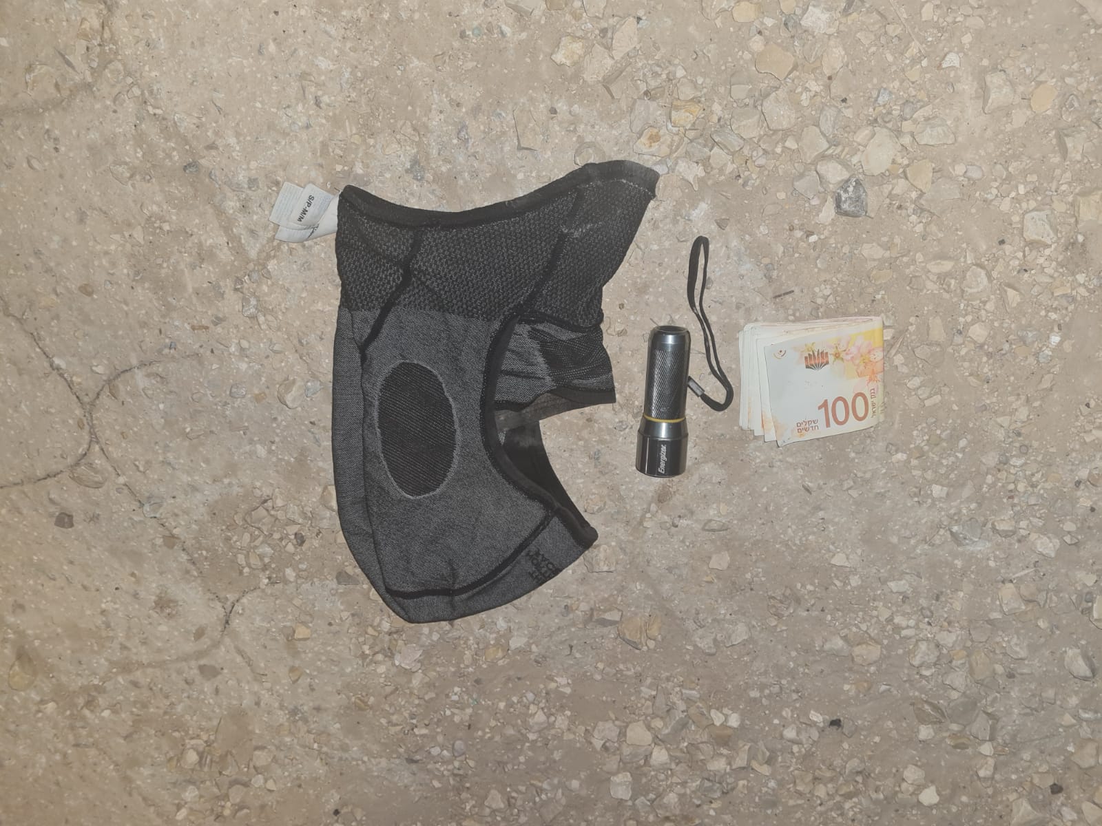 כובע גרב, פנס וכסף מזומן של אחד החשודים (צילום: משטרת ישראל)