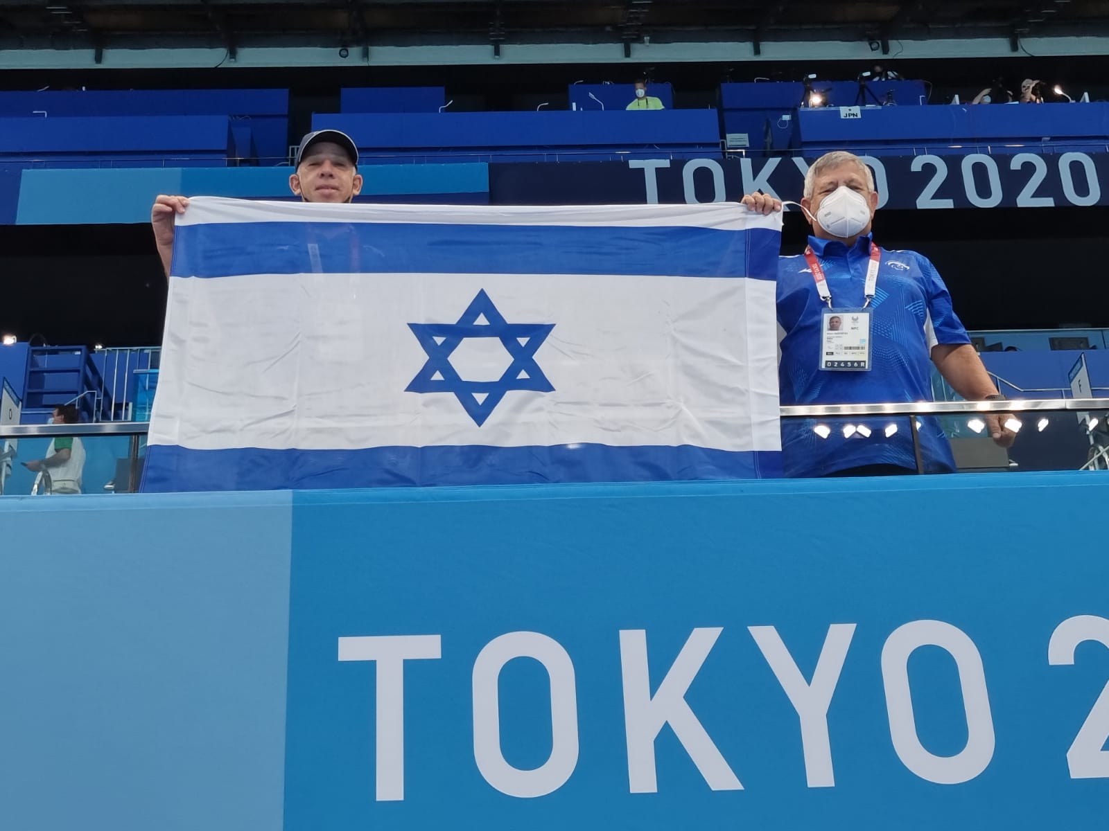 מניף בגאווה את דגל ישראל באולימפיאדת טוקיו (צילום: באדיבות ניסים סספורטס)
