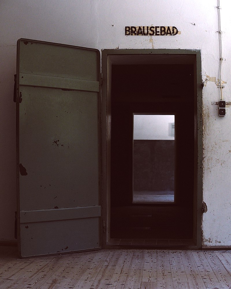 תא גזים בדכאו. הכתובת בגרמנית, BRAUSEBAD - פירושה  ''מקלחת'' (צילום: Alexandre Gilbert / CC BY-SA 4.0)