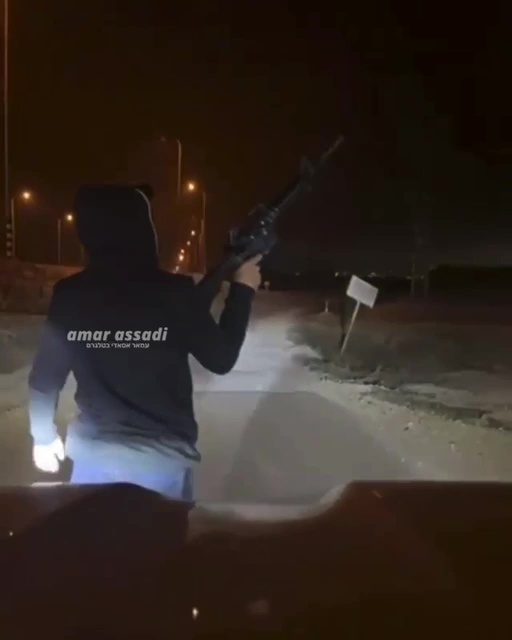 אחמד אלג'רג'ואי תיעד עצמו יורה בנשק אוטומטי בנגב (מקור: רשתות חברתיות, AMAR ASSADI / שימוש הוגן על פי סעיף 27 א')